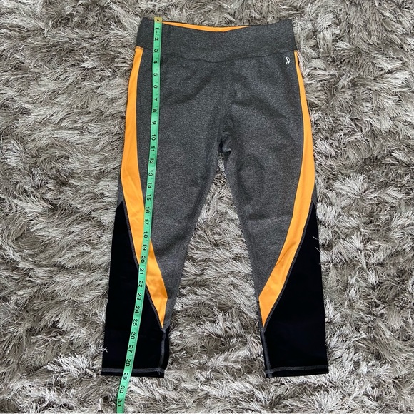 Activate women grey and orange 3/4 length workout leggings. Size S. Used. - Picture 7 of 14